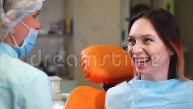 牙科诊所的病人问医<strong>生如</strong>何照顾她的牙齿